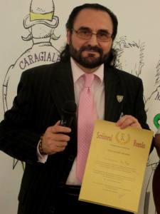 Marcel Ion Fandarac, prezentand Diploma de onoare pt.Ion Coja, la Libraria Bastilia, eveniment 19.03.2014, ora 20